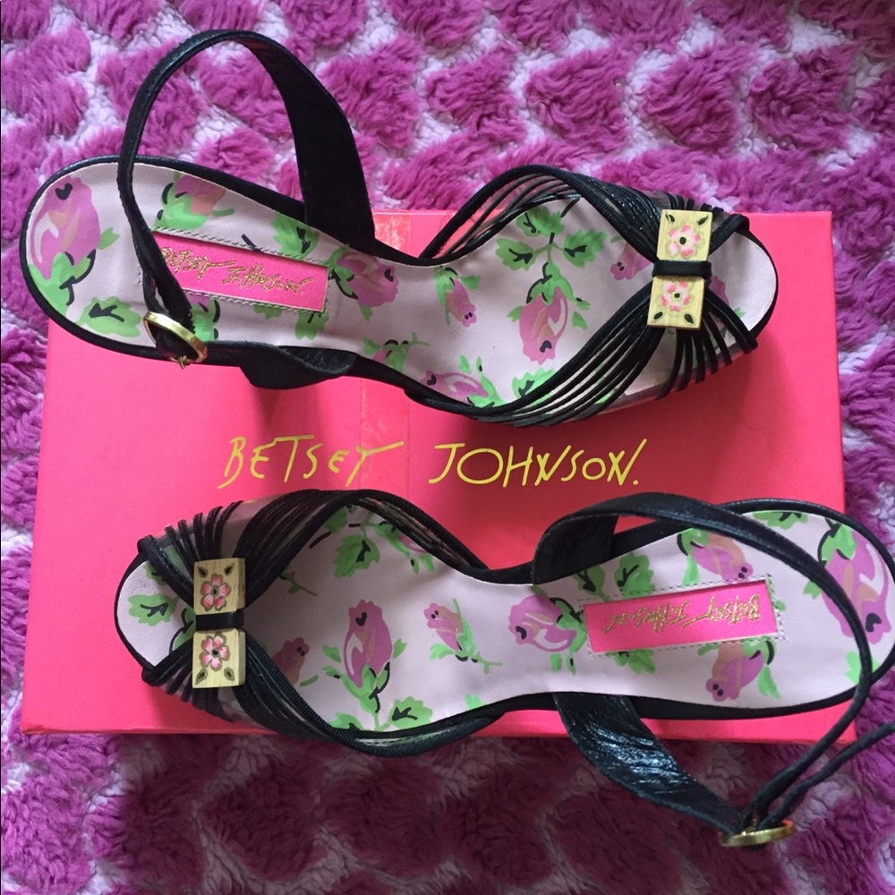 💖🖤👠 Exclusive Betsey Johnson Sandals 🌹🌸🥀